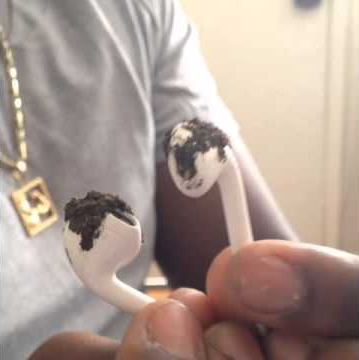 Hình ảnh kinh khủng về việc cho người ở bẩn mượn tai nghe 13