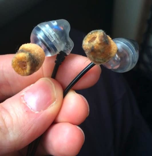 Hình ảnh kinh khủng về việc cho người ở bẩn mượn tai nghe 9