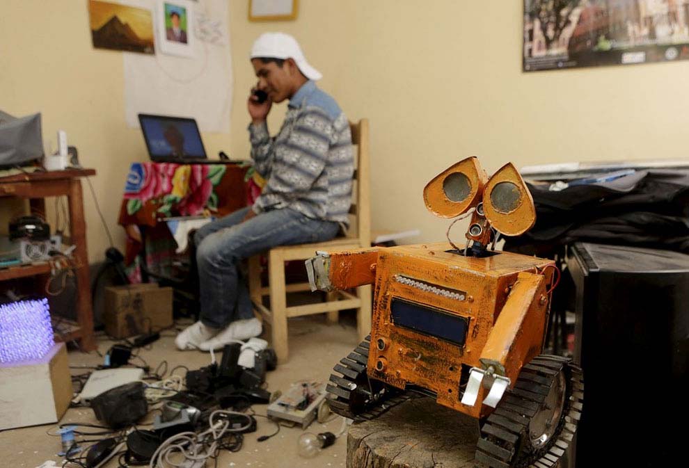 Robot Wall-E làm từ rác 8