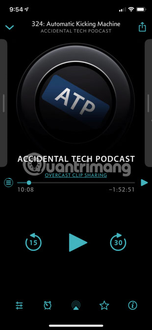 Dark theme có nền màu xám, trong khi Black theme có nền đen