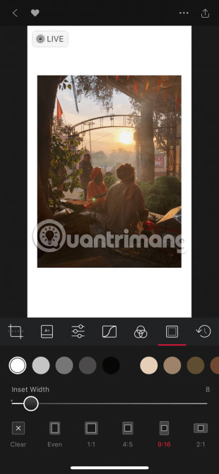 Toàn bộ giao diện người dùng trong ứng dụng được đặt ở chế độ tối màu theo mặc định