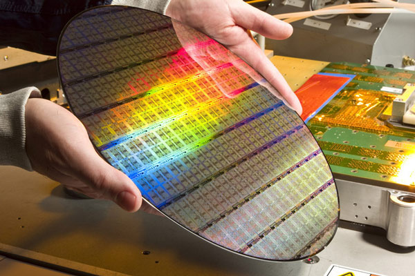 Một tấm wafer được dùng để chế tạo CPU máy tính