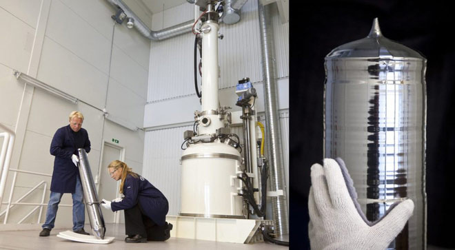 Khi thỏi này đã nguội, người ta sẽ dùng lưỡi cắt kim cương cắt chúng thành những miếng nhỏ với độ chính xác cao