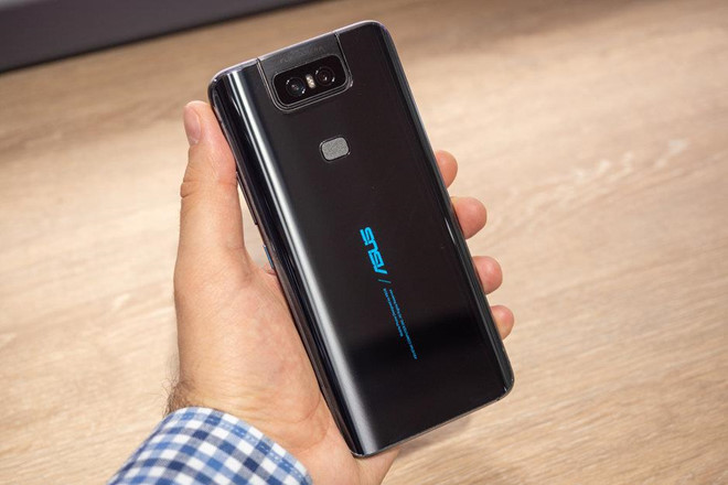 Cụm camera kép của máy gồm ống kính chính 48 MP và ống kính góc siêu rộng 13 MP