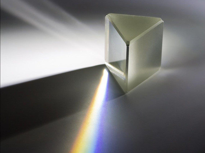 So với sợi cáp quang thông thường, ánh sáng truyền qua chân không vũ trụ nhanh hơn tới 47%