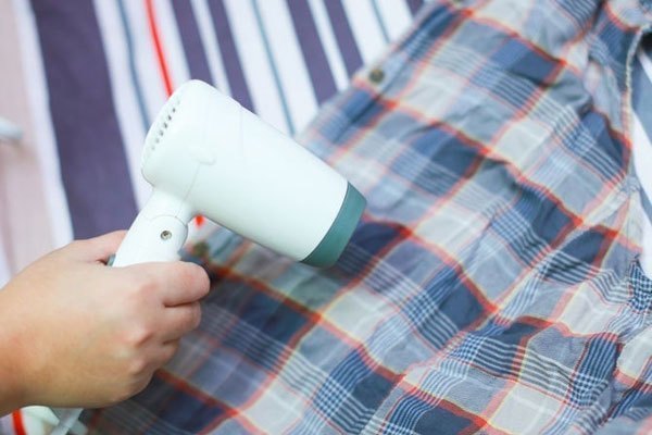 làm phẳng quần áo bằng máy sấy tóc