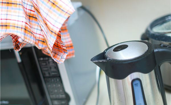 làm phẳng quần áo nhờ ấm siêu tốc