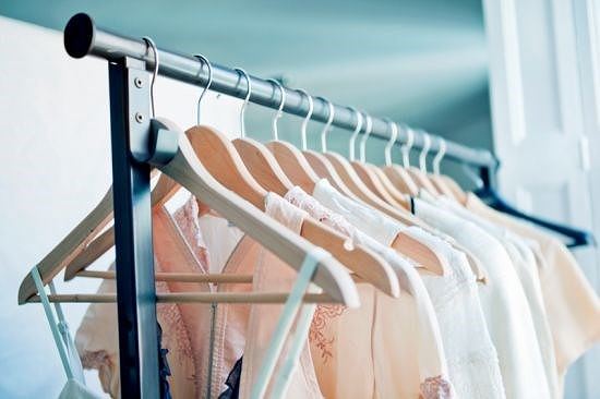 Cách làm phẳng quần áo không cần bàn là