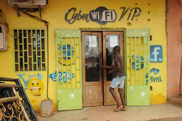 Năm 2016, logo của Firefox, IE và Yahoo! Vẫn xuất hiện trên tường quán net ở thủ đô Nairobi, Kenya