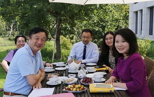 Nhậm Chính Phi và một vài thành viên gia đình