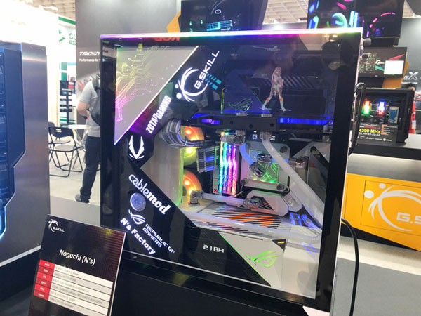 Điểm đặc biệt ấn tượng của vỏ case này chính là ở hình ảnh hologram của một ca sĩ ảo bên trong