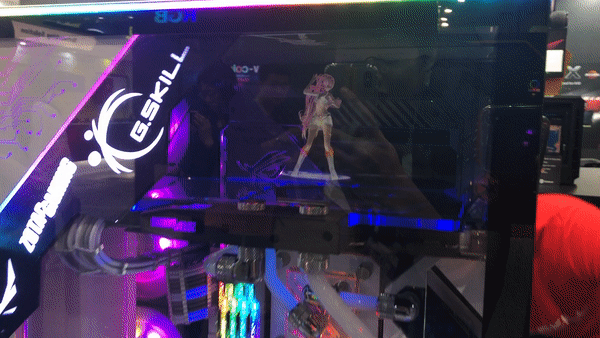 Điểm đặc biệt ấn tượng của vỏ case này chính là ở hình ảnh hologram của một ca sĩ ảo bên trong 4