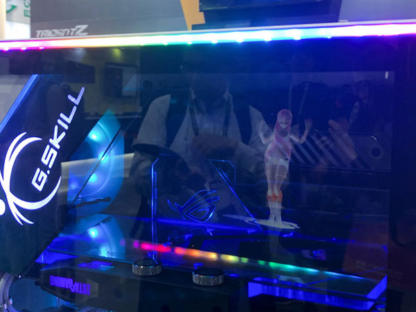 Điểm đặc biệt ấn tượng của vỏ case này chính là ở hình ảnh hologram của một ca sĩ ảo bên trong 3