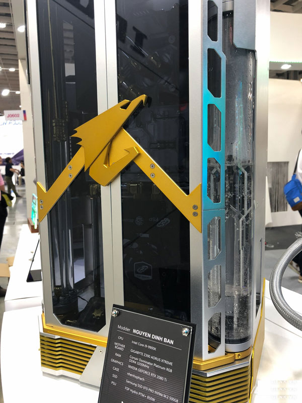 Chiếc vỏ case gây ấn tượng bởi sự sang trọng đến từ sự kết hợp của hai màu sắc là vàng và bạc 1