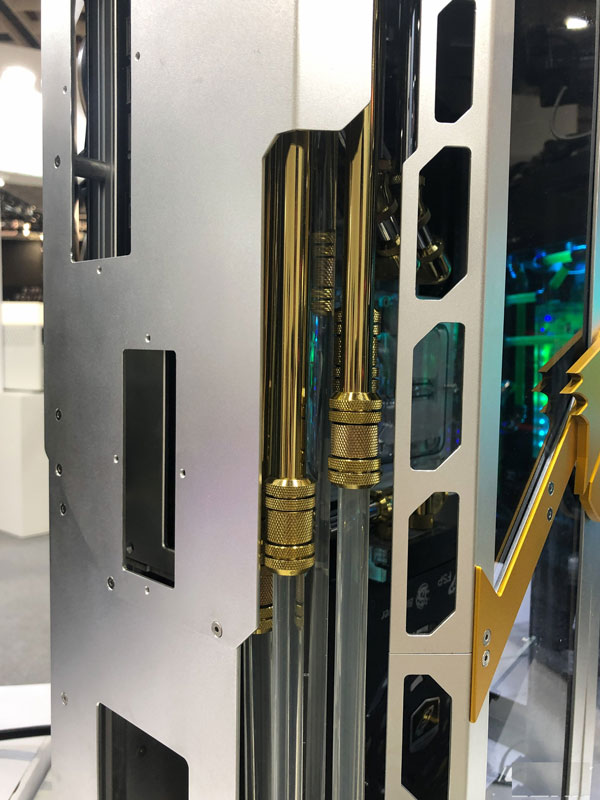 Chiếc vỏ case gây ấn tượng bởi sự sang trọng đến từ sự kết hợp của hai màu sắc là vàng và bạc 2