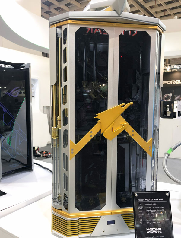 Chiếc vỏ case gây ấn tượng bởi sự sang trọng đến từ sự kết hợp của hai màu sắc là vàng và bạc3