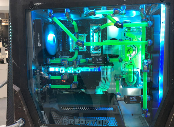 Chiếc case độc đáo với một chiếc súng giả ở trên đỉnh 3