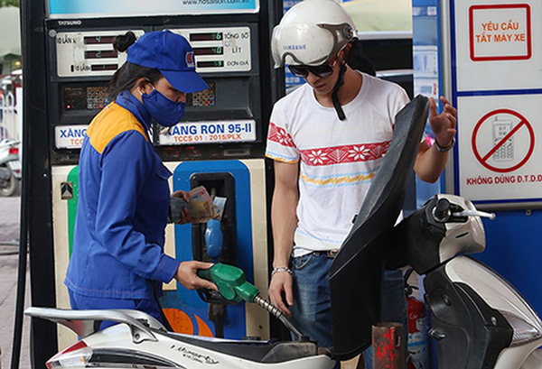 Để tránh đổ phải xăng giả, người dùng nên chọn những các cây xăng có uy tín để đổ