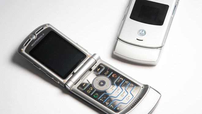 Motorola Razr - chiếc điện thoại nắp gập mà ứng viên được yêu cầu sử dụng trong thử thách. Ảnh: CNET.