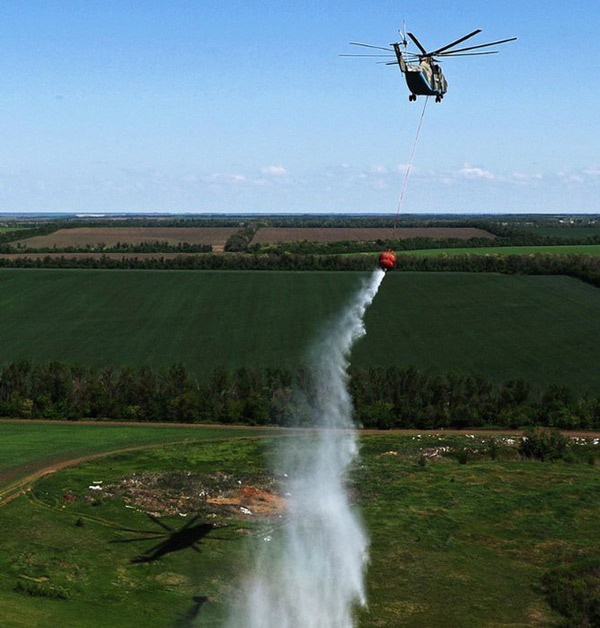In addition to military service, Mi-26 also participates in firefighting or watering missions.