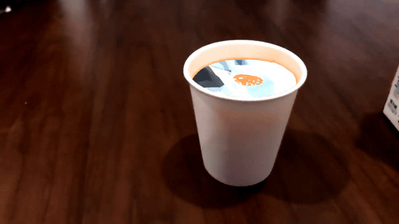 Khi cốc giấy được rót đầy nước, điều kỳ lạ càng trở nên rõ ràng hơn