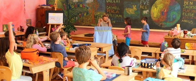 Điện thoại, máy tính bẳng và laptop đều bị cấm, thay bằng giấy viết, bút chì và bảng đen