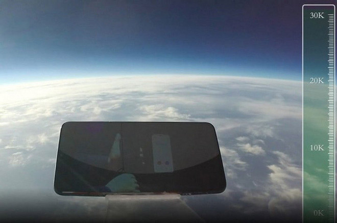 Từ độ cao 31km, máy được thả rơi tự do xuống mặt đất