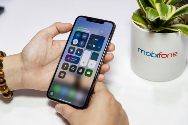 MobiFone là nhà mạng đầu tiên tại Việt Nam đã đưa chiếc eSIM tới tay người dùng.