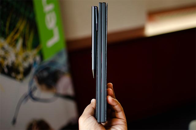 Thinkpad X1 ở trạng thái gập vẫn sở hữu độ mỏng khá tốt