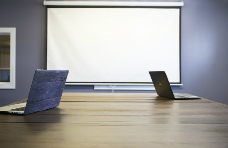 Màn chiếu điện treo tường giúp ích nhiều trong công việc.