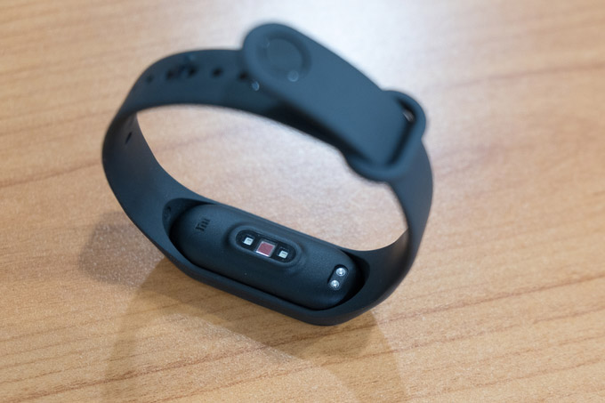 Mặt dưới Mi Band 4 tích hợp cảm biến đo nhịp tim