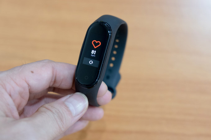 Mặt dưới Mi Band 4 tích hợp cảm biếnaThiết bị này có thể nhận biết các kiểu bơi khác nhau đo nhịp tim