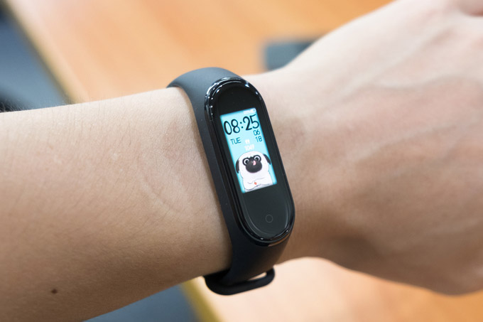 Mi Band 4 được trang bị viên pin có dung lượng 135mAh