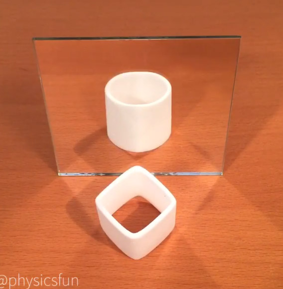 Hình trụ hình vuông biến thành hình trụ hình tròn khi nhìn qua tấm gương