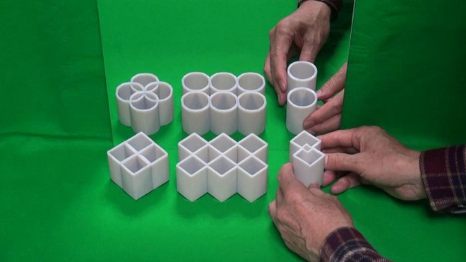 Vật thể này giống như ngôi sao 4 cánh nhưng khi đặt trước gương nó lại bỗng hóa thành 4 vòng tròn nhỏ khác nhau