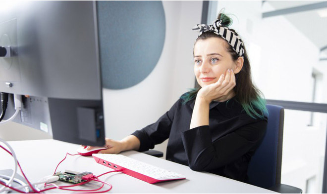 Chiếc máy tính nhỏ gọn này đi kèm với một bộ phụ kiện đầy đủ