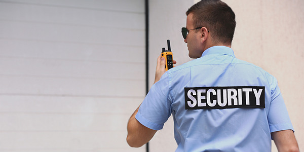 Máy bộ đàm là thiết bị không thể thiếu trong công tác bảo vệ, tổ chức sự kiện, dẫn đoàn du lịch...