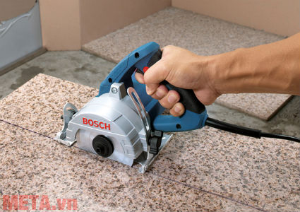 Máy cắt có thể cắt gạch, đá dễ dàng khi thi công ốp sàn, ốp cầu thang, bệ bếp...