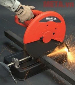 Máy cắt sắt giúp cắt thanh sắt dễ dàng.