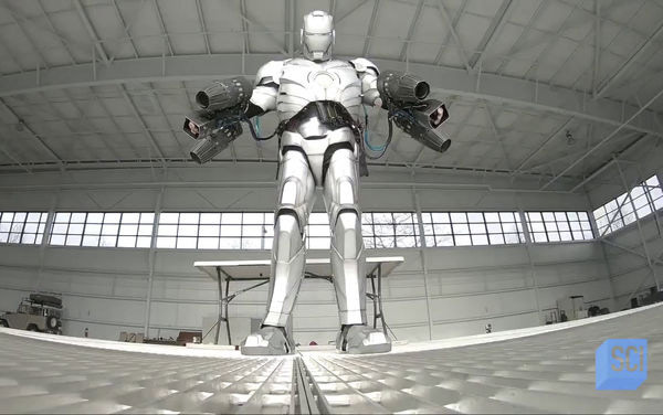 Bộ áo giáp của Adam được trang bị không dưới năm động cơ phản lực mini 1.000 mã lực