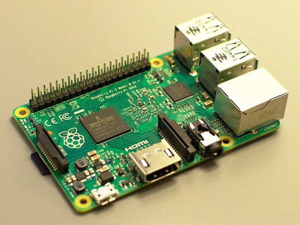 Một bản mạch máy tính Raspberry PI.