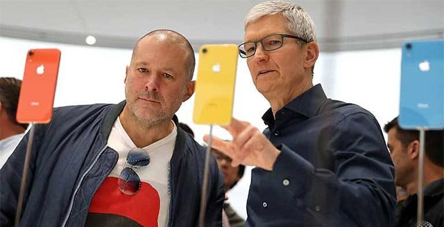 Jony Ive và CEO Tim Cook trong buổi ra mắt iPhone 5c