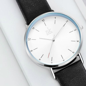 Đồng hồ dây da nam Shengke có thiết kế lịch lãm, tinh tế.