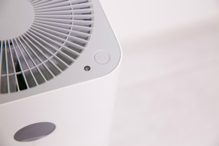 Máy lọc không khí Xiaomi Mi Air Purifier 2S có quạt, nút nguồn và cảm biến ánh sáng ở mặt trên.