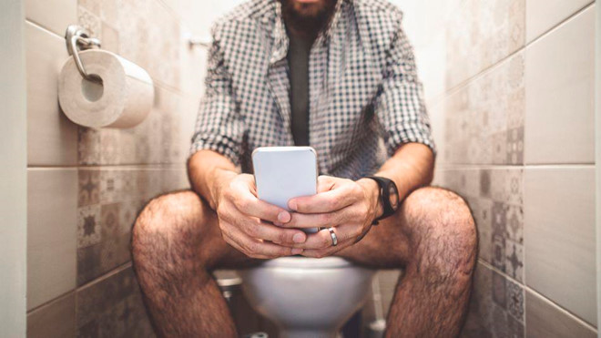 Nếu không muốn hacker nhìn thấy mọi thứ, bạn nên che camera selfie trên smartphone. Ảnh: Getty.