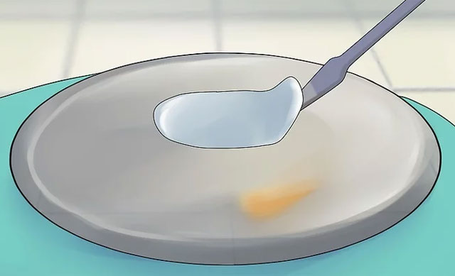 Gỡ bỏ tấm lót bạc kim loại bên dưới