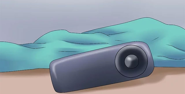 Đặt phần nhựa của tem an ninh nằm nghiêng theo chiều dài.