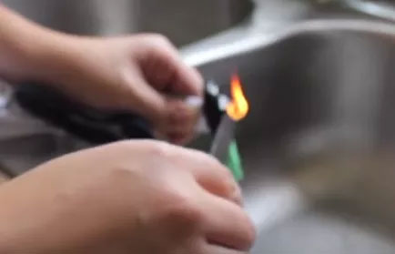 Đốt cháy phần tem 