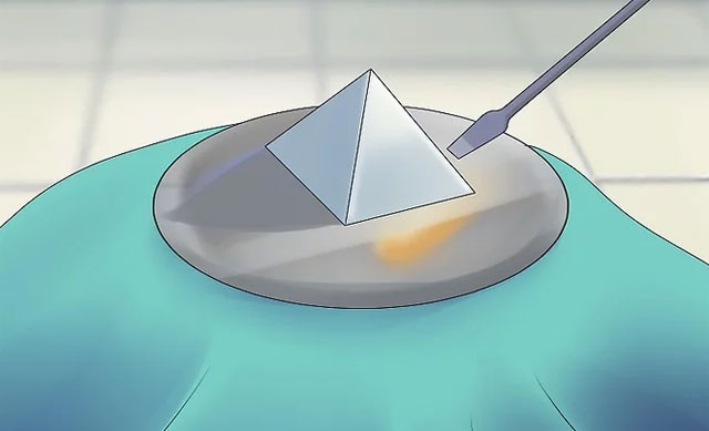 Sử dụng chiếc tuốc nơ vít để đẩy ra 