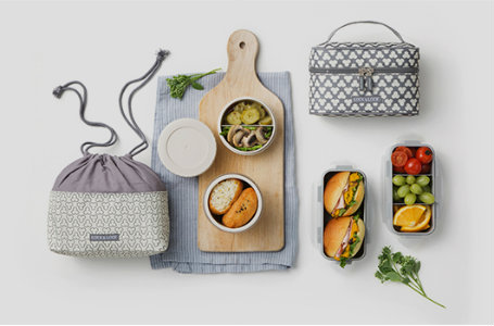 Hộp cơm Lock&Lock làm từ nhựa PP có nhiều mẫu mã.